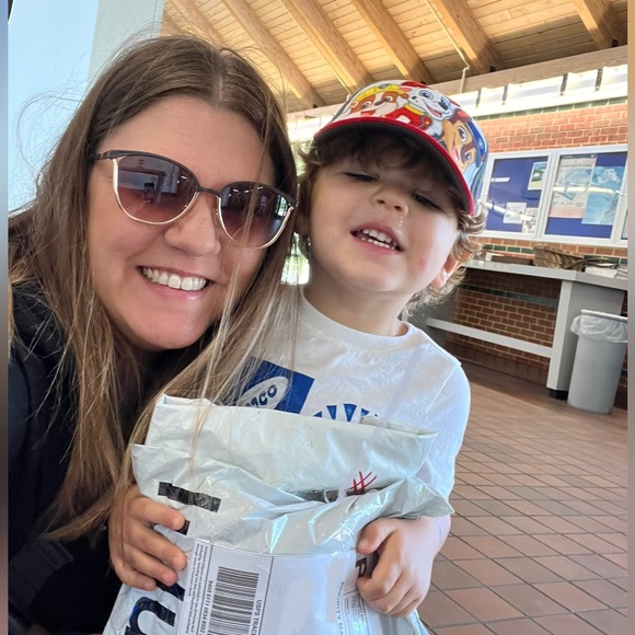 Meet your Posher, Stephanie - Picture 3 of 6